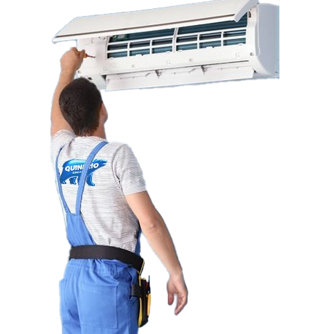 Técnico realizando mantenimiento preventivo en un equipo de climatización, aire acondicionado Valladolid