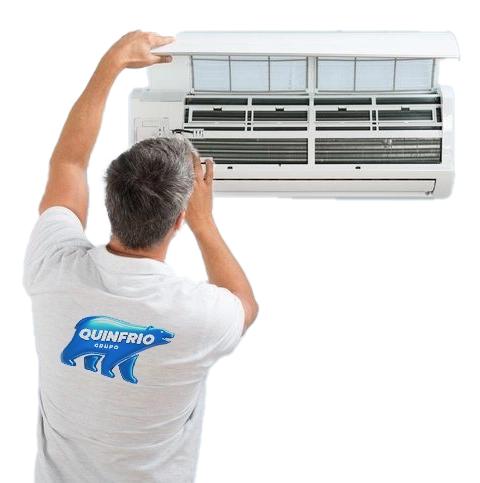 Técnico especializado reparando un equipo de climatización en Valladolid