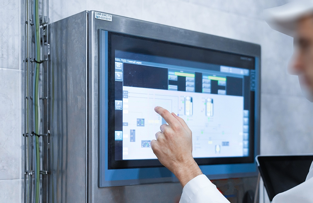 Técnico de Grupo Quinfrío realizando mantenimiento preventivo para mejorar la eficiencia de un sistema de refrigeración industrial en Valladolid