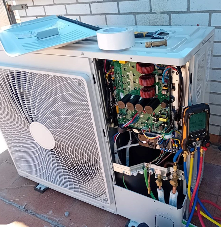 Reparación profesional de unidad exterior de aire acondicionado split por técnico especializado en Valladolid y Castilla y León