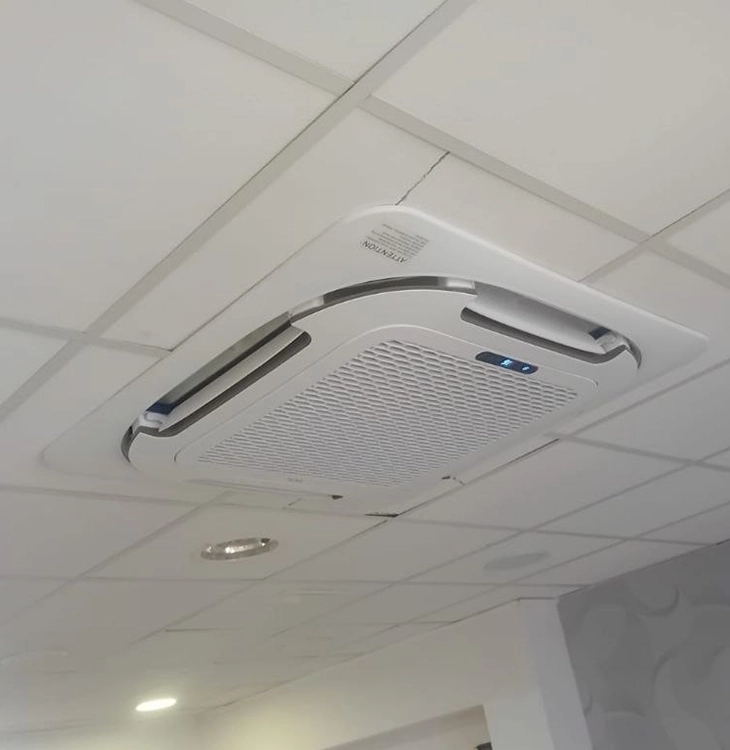 Instalación de climatización industrial en Valladolid con unidad interior tipo cassette en local comercial