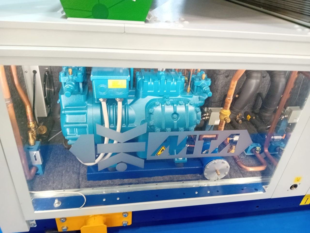 Técnico realizando mantenimiento en compresores de aire acondicionado en Valladolid