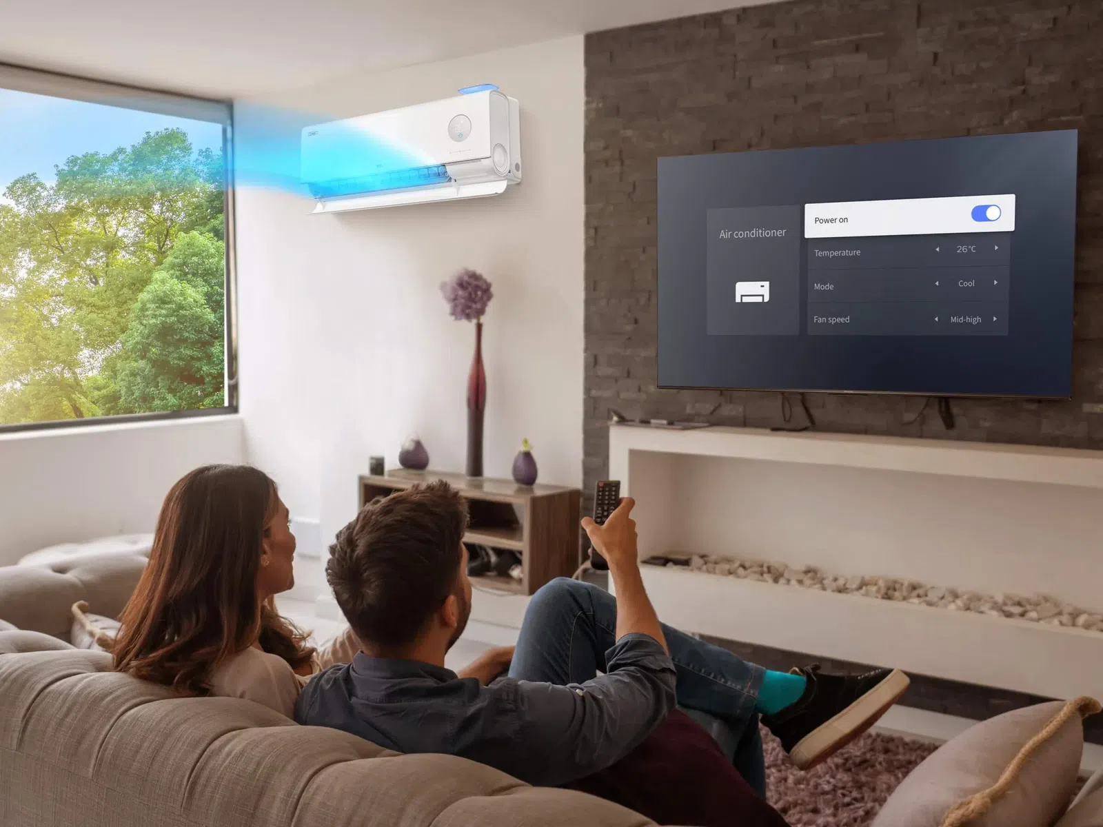 Familia disfrutando de aire acondicionado inteligente con aire fresco y control eficiente en vivienda moderna de Valladolid