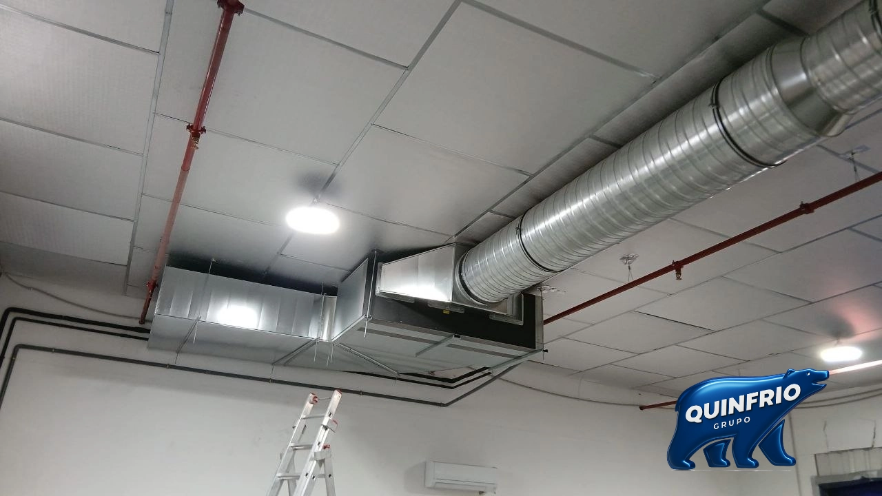 Sistema de climatización industrial con conductos y equipos instalado por Quinfrio en Valladolid