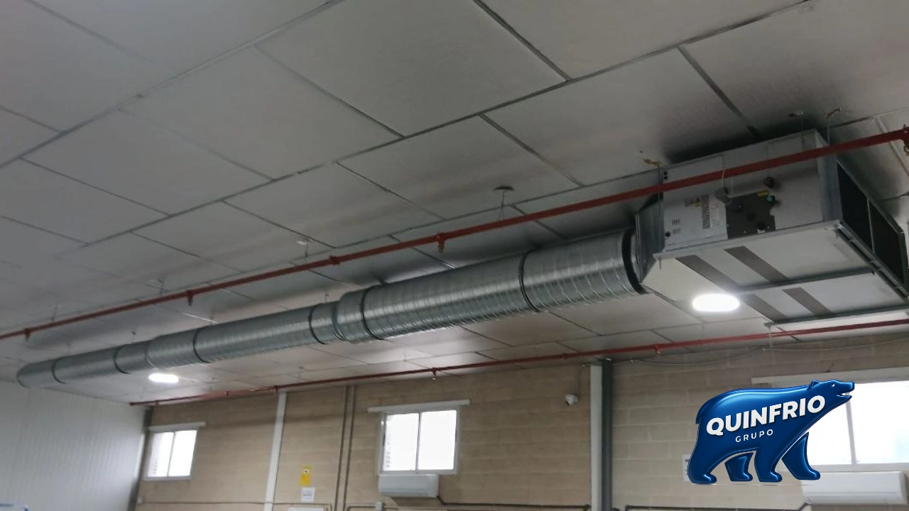 Instalación de climatización industrial con conductos realizada por Quinfrio en Fuensaldaña, Valladolid