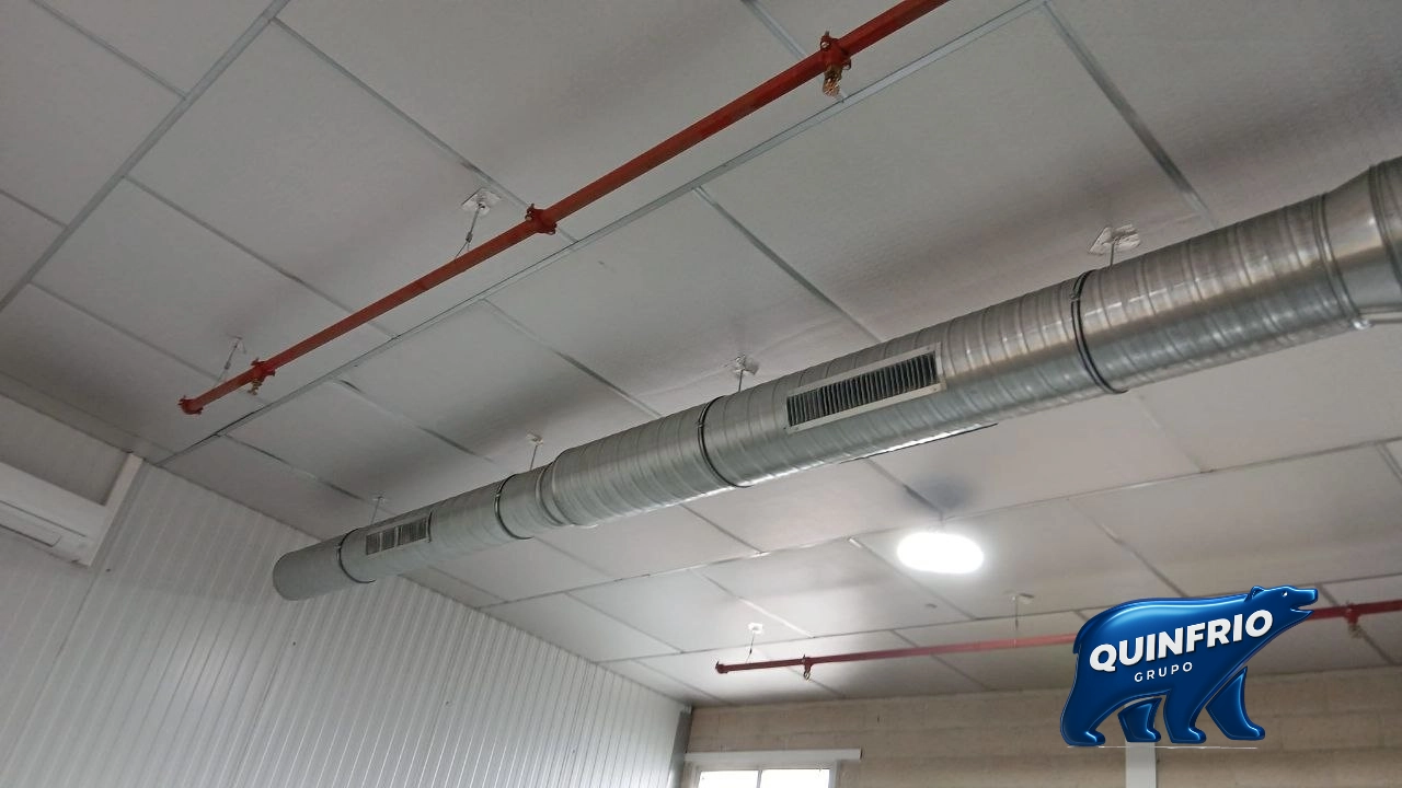 Red de conductos de climatización industrial instalada por Quinfrio en Fuensaldaña, Valladolid
