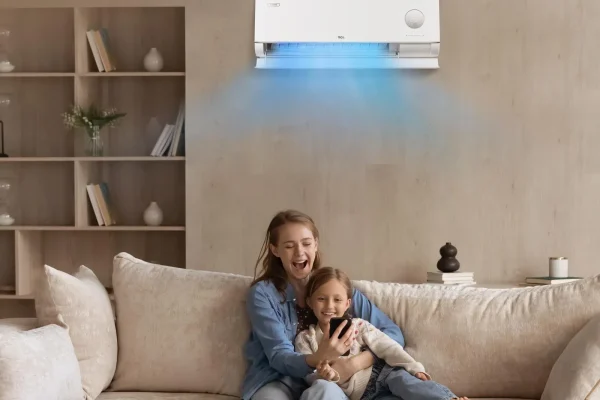 Familia disfrutando de aire acondicionado con aire fresco y climatización inteligente en una vivienda moderna de Valladolid