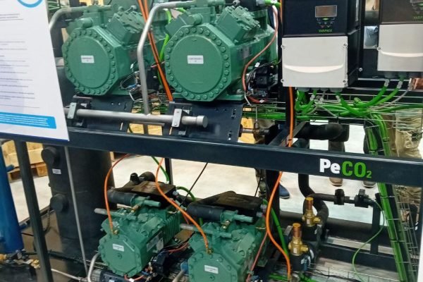 Equipo compacto con varios compresores para instalaciones de climatización industrial en Valladolid.