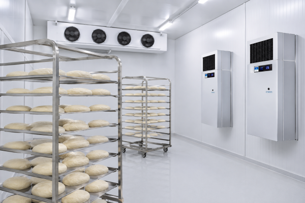 Cámara de fermentación industrial para panadería con sistema de climatización profesional instalado por Grupo Quinfrio en un obrador de Valladolid.