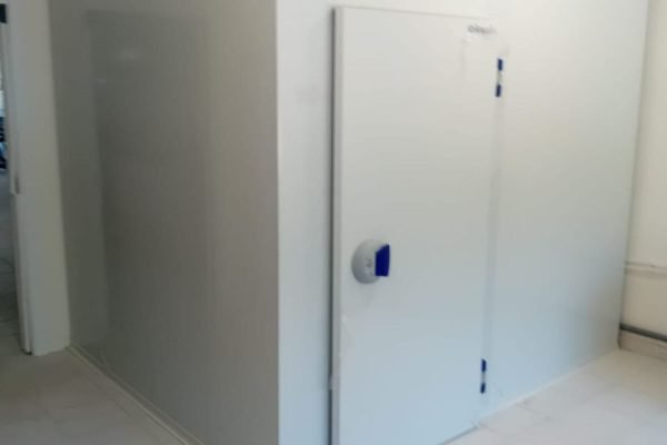 Cámara frigorífica industrial montada e instalada por Grupo Quinfrío en nave industrial