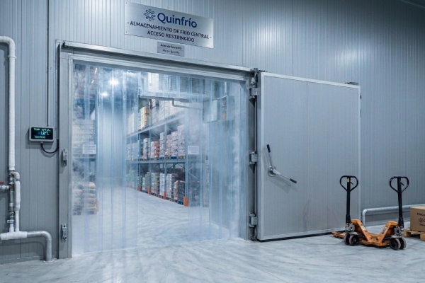 Cámara frigorífica industrial con temperatura controlada en instalación de frío industrial en Valladolid