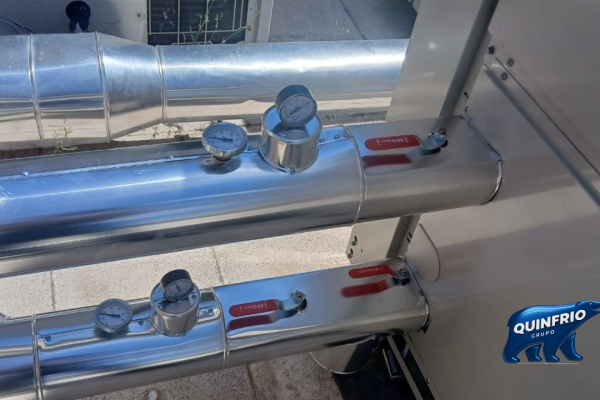 Detalle de las tuberías aisladas y conexiones hidráulicas de la enfriadora Daikin de 64 kW instalada por Quinfrio.