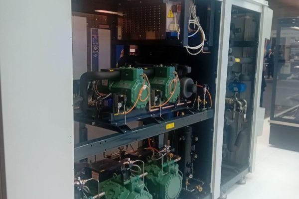 Compresor industrial de aire acondicionado instalado en Valladolid por Grupo Quinfrio