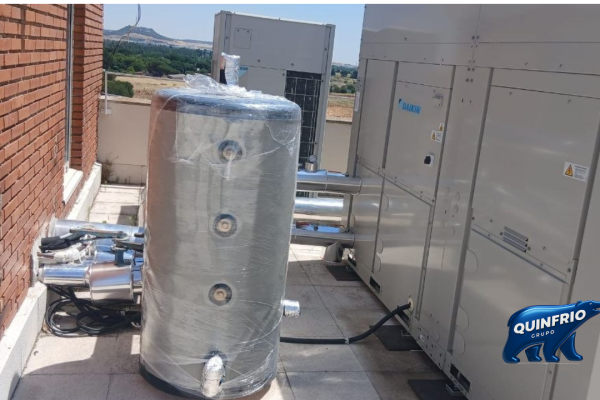 Vista lateral de la enfriadora Daikin de 64 kW y del depósito de inercia instalados por Quinfrio en el Colegio Ave María.