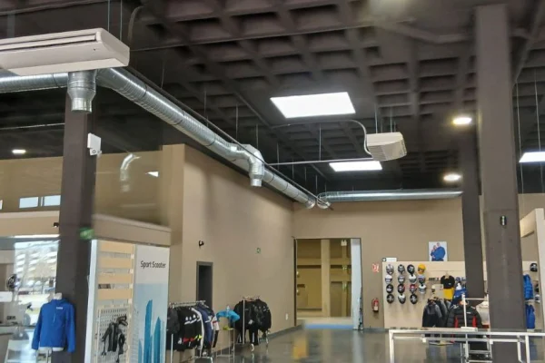 Instalación de climatización industrial en Valladolid con la obra finalizada, realizada por Quinfrío en una nave de grandes dimensiones.