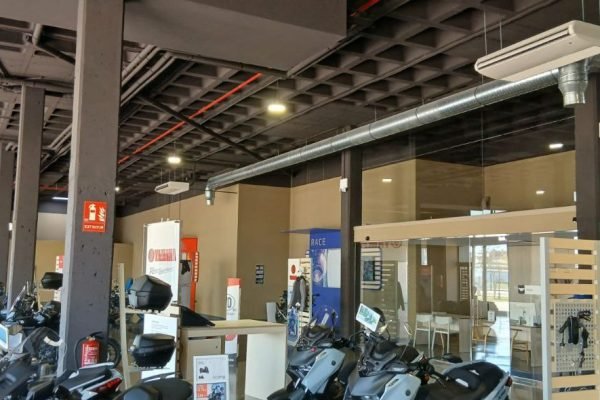 Detalle del sistema de climatización industrial en Valladolid con conductos metálicos y acabados profesionales instalados por Quinfrío.