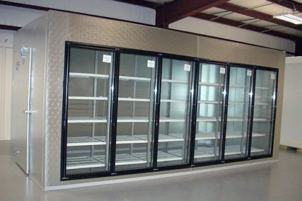 Técnico revisando maquinaria industrial para seleccionar el equipo más eficiente y adecuado para un negocio en Valladolid