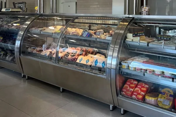 Sistema de refrigeración comercial instalado en un local de hostelería para la correcta conservación de alimentos y bebidas