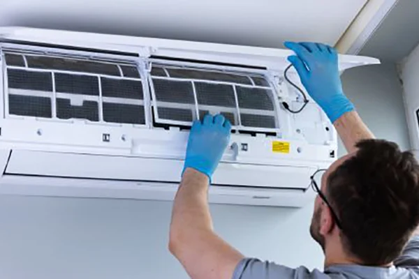 Revisión anual de un aire acondicionado realizada por técnicos de Grupo Quinfrío en Castilla y León