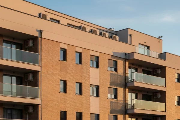 Aire acondicionado valladolid con unidad exterior en fachada de edificio